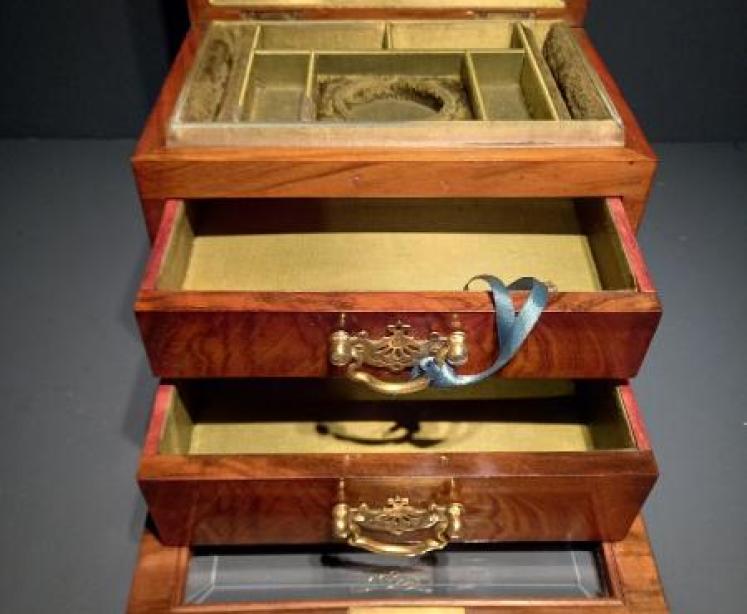 Mid Victorian Figured Walnut Jewellery Box - Image 2