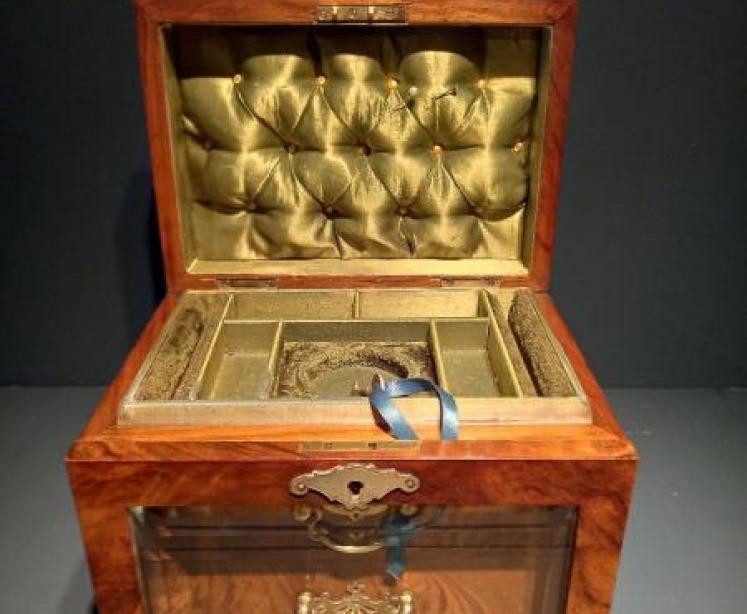 Mid Victorian Figured Walnut Jewellery Box - Image 6