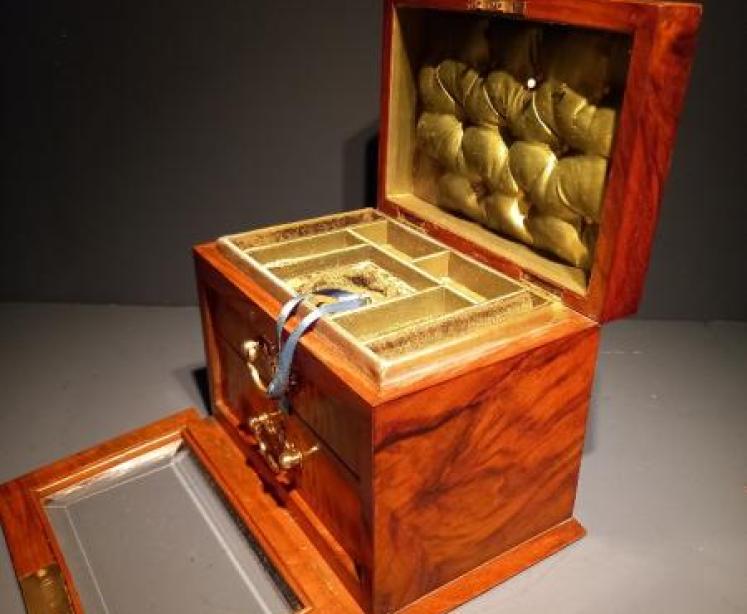 Mid Victorian Figured Walnut Jewellery Box - Image 7