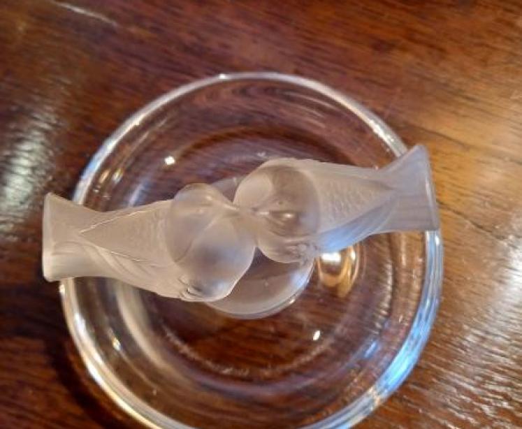 Lalique Opalescent Kissing Doves Pin Tray - Image 4