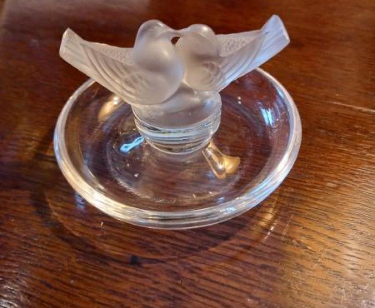Lalique Opalescent Kissing Doves Pin Tray - Image 6