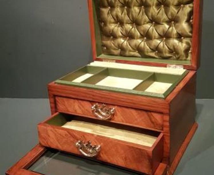 Immaculate Victorian Walnut Jewellery Box - Image 1