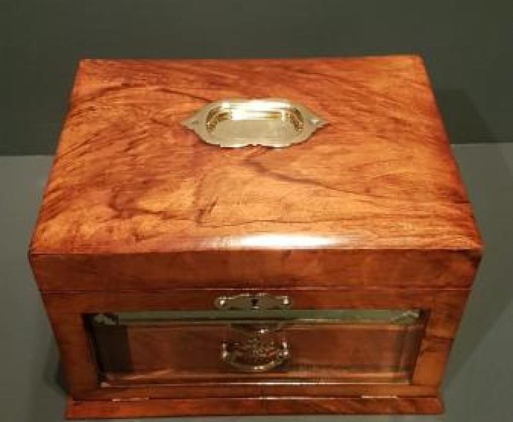 Immaculate Victorian Walnut Jewellery Box - Image 2