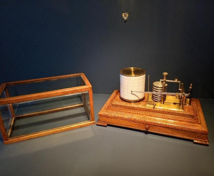 Antique Solid Oak & Bevelled Glass Barograph by James Lucking - Image 2