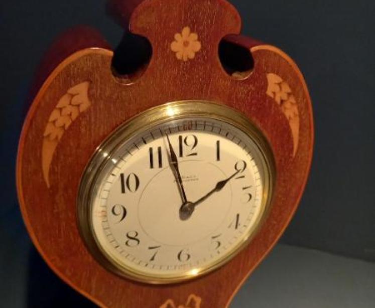 Superb Edwardian Inlaid Scalloped Top Mantel Clock - Image 2