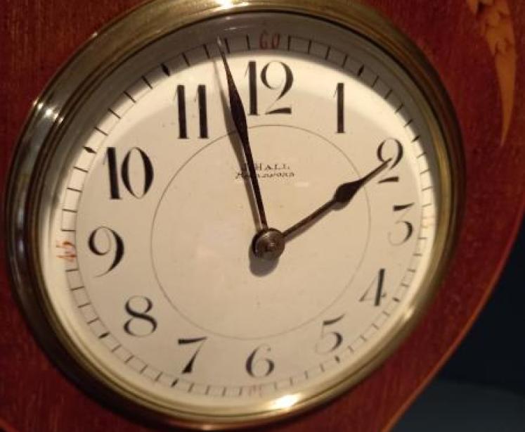 Superb Edwardian Inlaid Scalloped Top Mantel Clock - Image 3