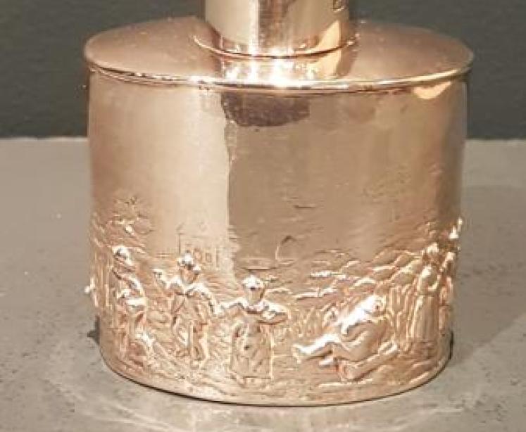 Fine Qualitry Edwardian Embossed Silver Tea Caddy - Image 1