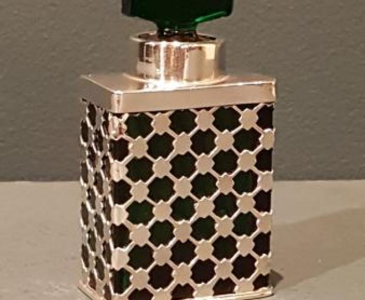 George V Silver and Emerald Glass Scent Bottle - Image 1