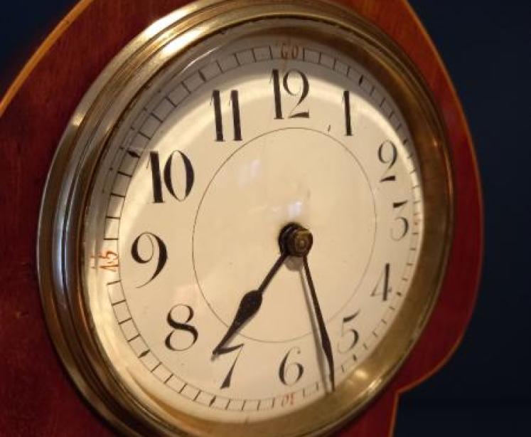 Edwardian Period Inlaid Club Shaped Mantel Clock - Image 2