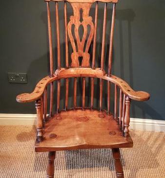Georgian Walnut Comb Back Windsor Chair