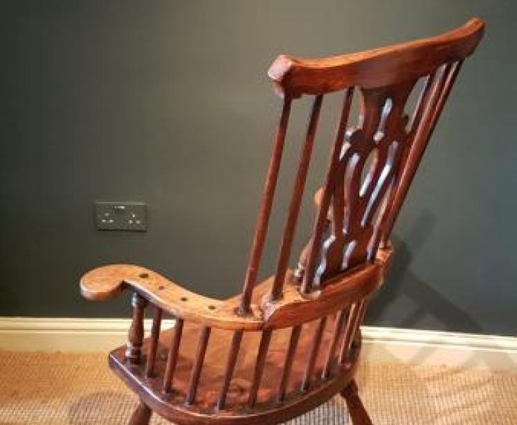 Georgian Walnut Comb Back Windsor Chair - Image 2