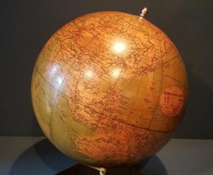 Original 1930's 14" Philips Plaster Globe - Image 1