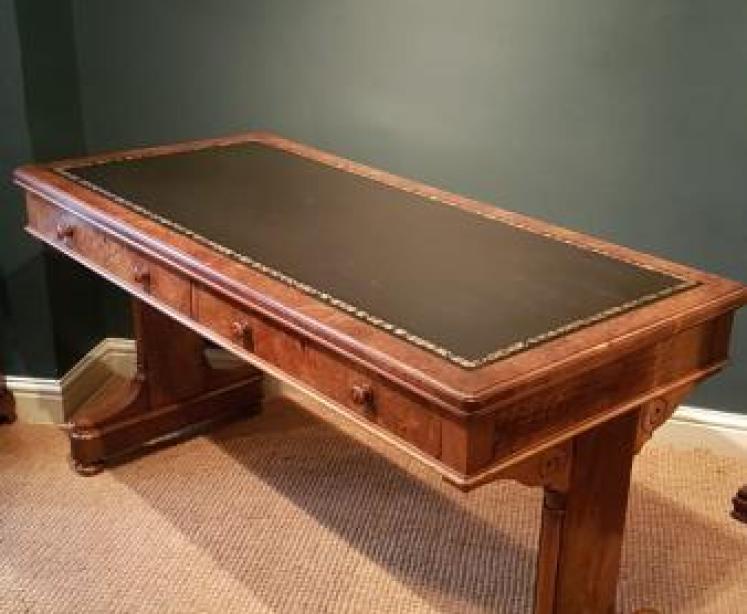Fine Quality Early Victorian Walnut Writing Table - Image 1