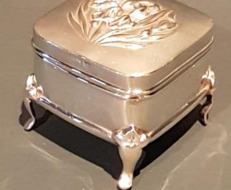 Edwardian Silver Iris Design Ring Box - Image 1