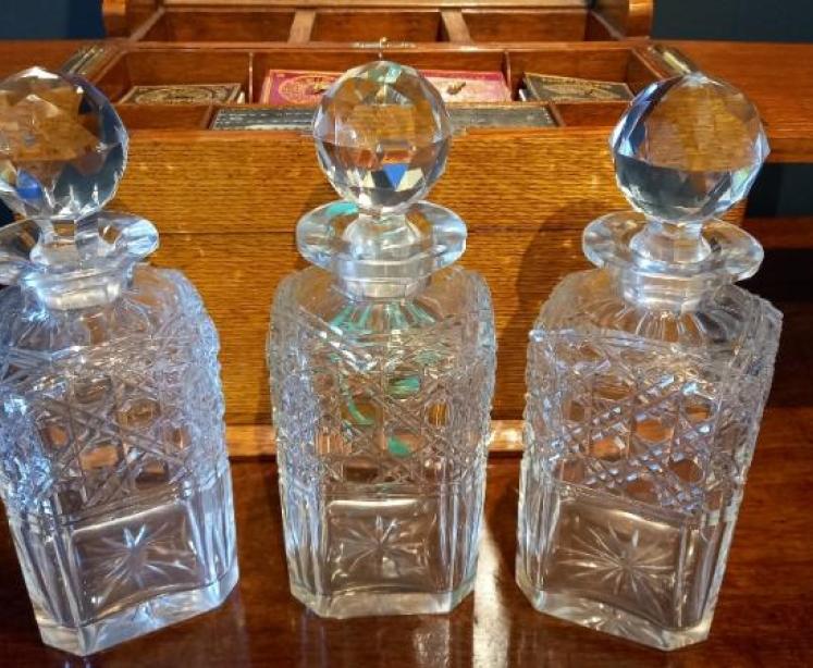 Superb Victorian Oak Tantalus & Games Compendium - Image 4