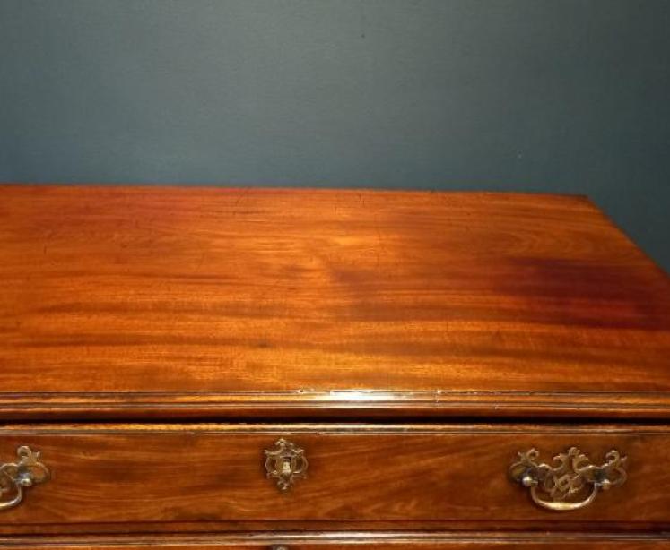 Mid Georgian Figured Mahogany Chest of Drawers - Image 4