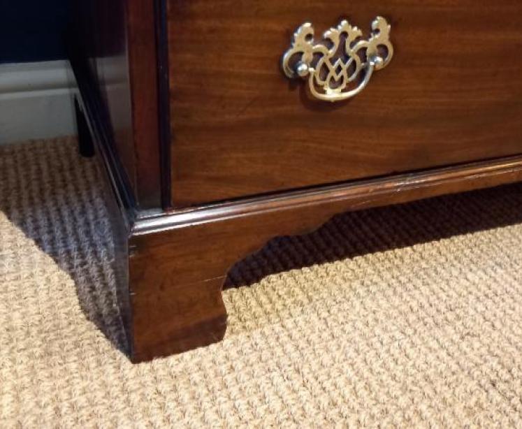 Mid Georgian Figured Mahogany Chest of Drawers - Image 5