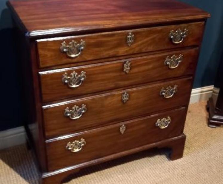 Mid Georgian Figured Mahogany Chest of Drawers - Image 7
