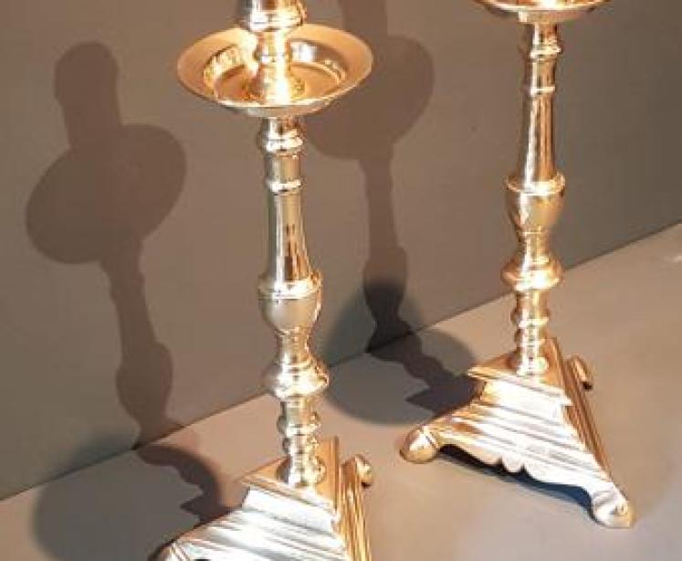 Superb Pair of Early Georgian Cast Brass Candlesticks - Image 2