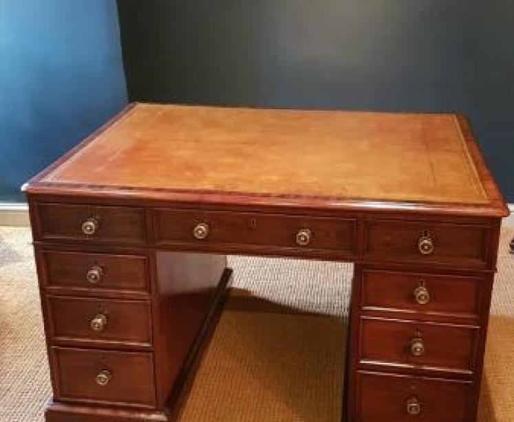 Superb Early Victorian Mahogany Partner's Pedestal Desk - Image 1