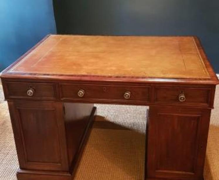 Superb Early Victorian Mahogany Partner's Pedestal Desk - Image 2