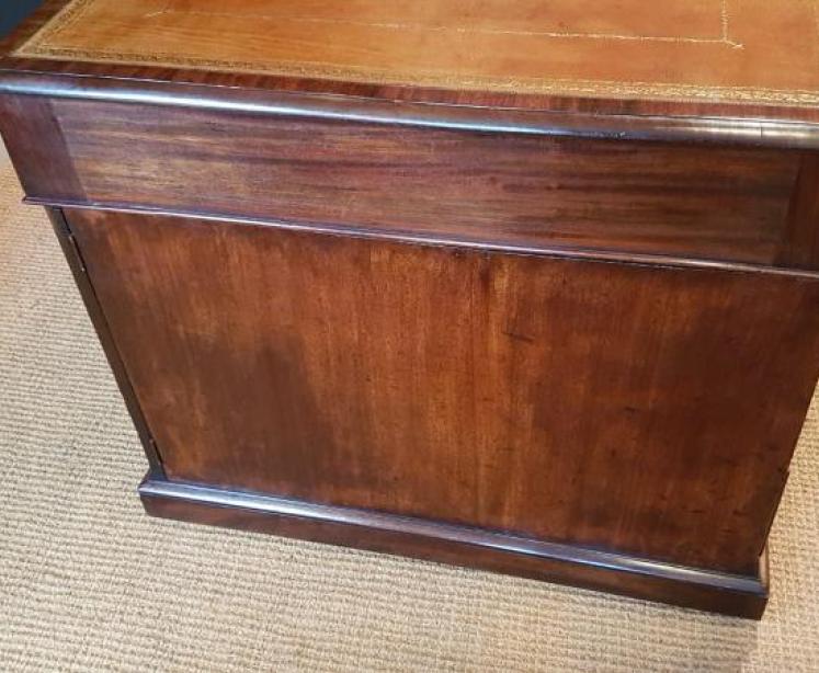 Superb Early Victorian Mahogany Partner's Pedestal Desk - Image 3