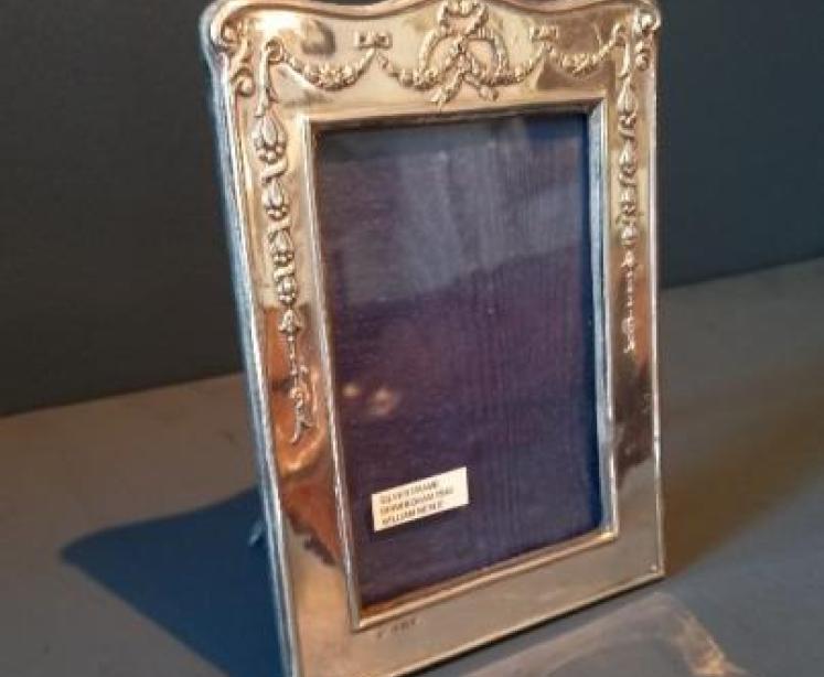 Edwardian Silver Garland Decor Photo Frame - Image 1