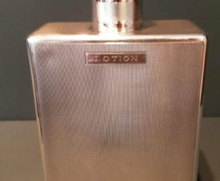 Set of Four Engine Turned Silver Flasks - Image 6