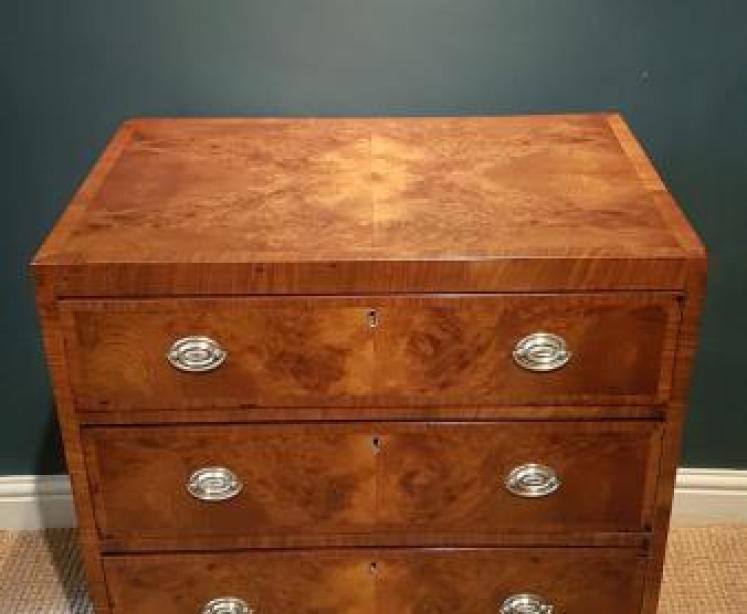 Fine Quality Small Proportioned Burr Walnut Chest of Drawers - Image 1