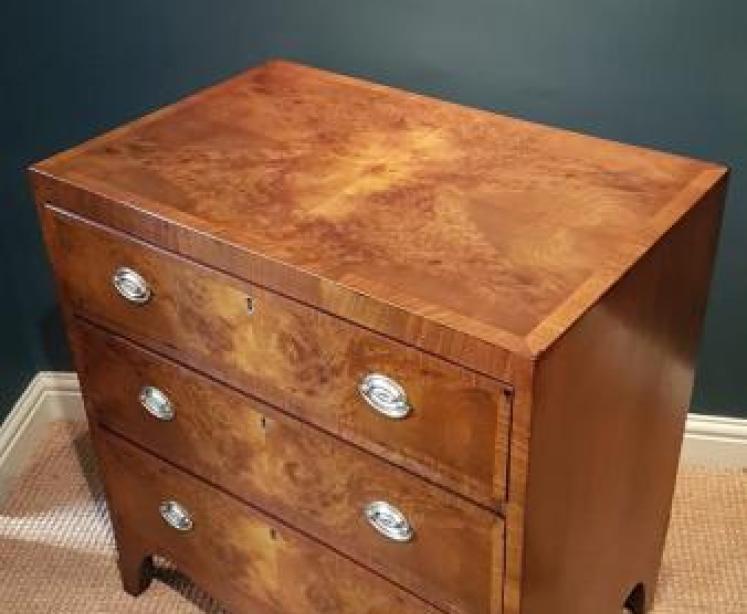 Fine Quality Small Proportioned Burr Walnut Chest of Drawers - Image 3