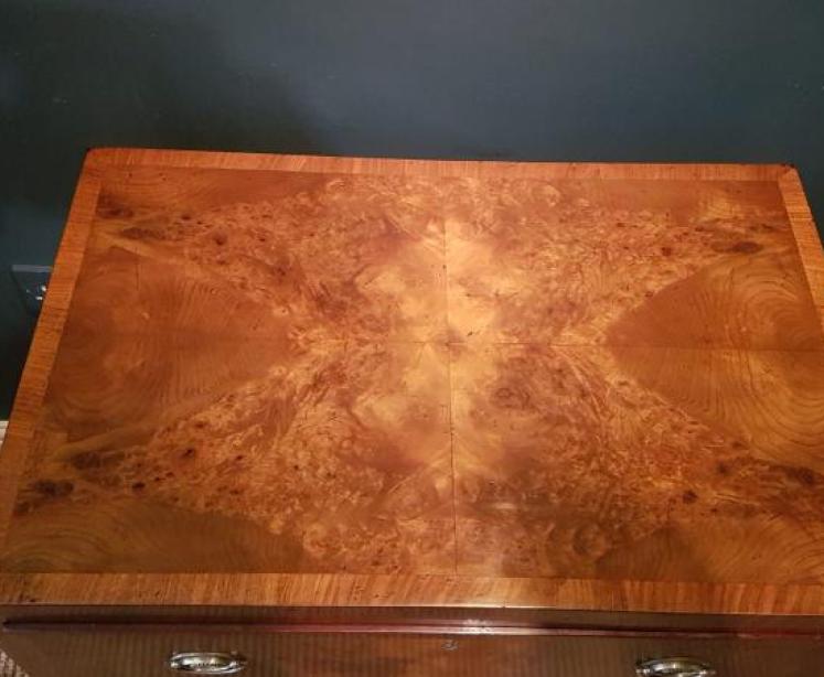 Fine Quality Small Proportioned Burr Walnut Chest of Drawers - Image 4