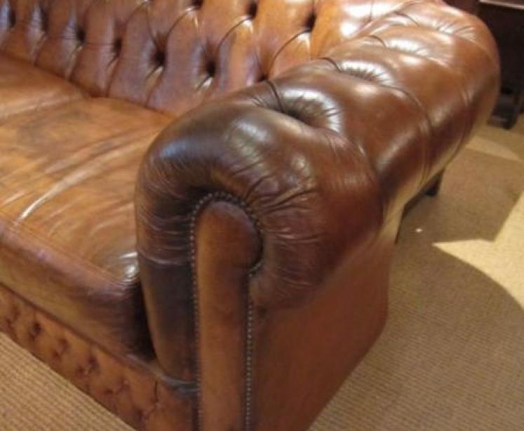 Original Leather Buttoned Chesterfield Settee - Image 2