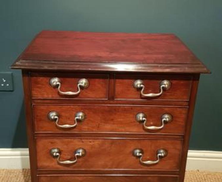 Small George III Mahogany Chest of Drawers - Image 4