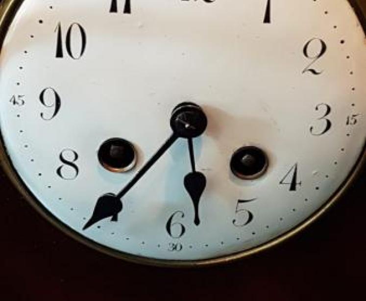 Edwardian Mahogany 8 Day Chiming Mantel Clock - Image 3