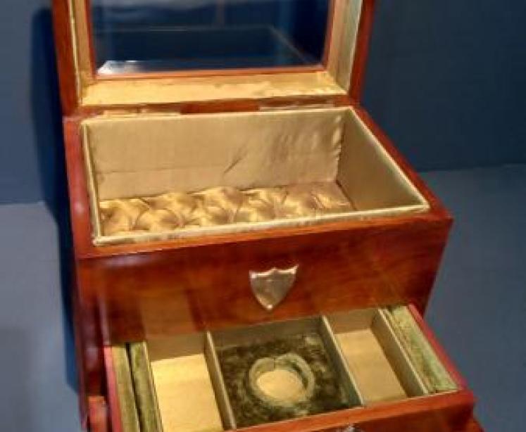 Superb Mid Victorian Walnut Glass Top Jewellery Box - Image 1