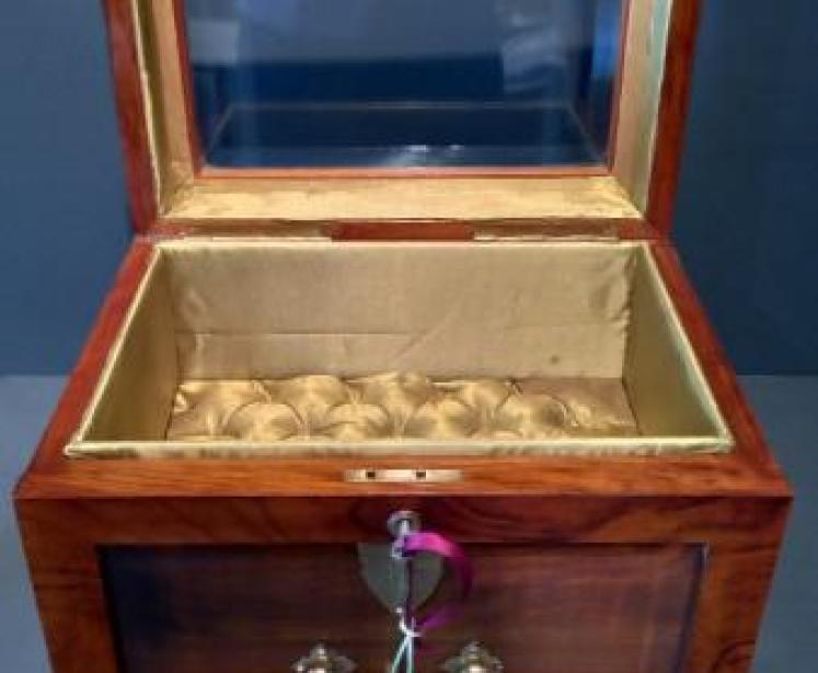 Superb Mid Victorian Walnut Glass Top Jewellery Box - Image 4