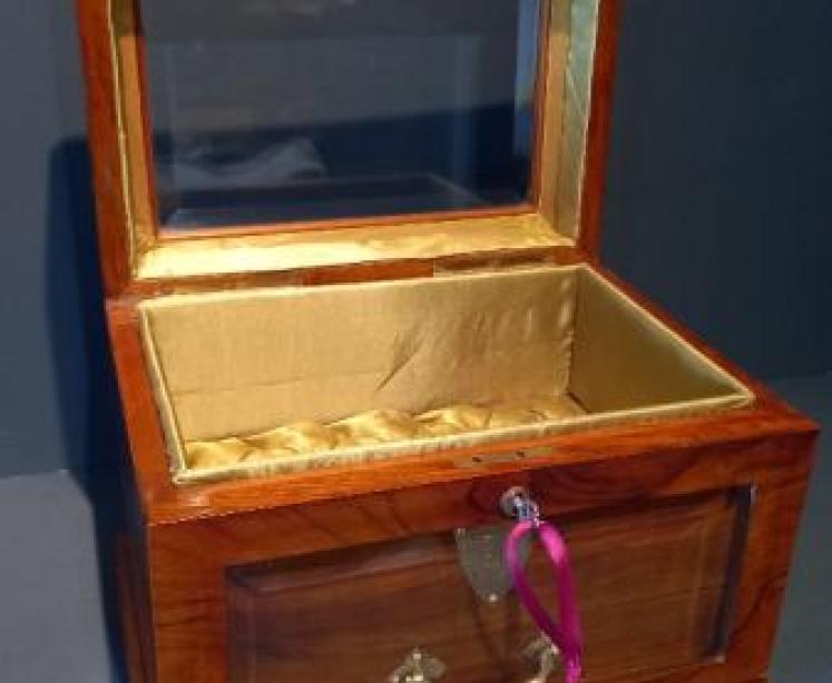 Superb Mid Victorian Walnut Glass Top Jewellery Box - Image 7