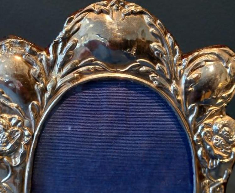 Art Nouveau Silver Flower Decorated Photo Frame - Image 3