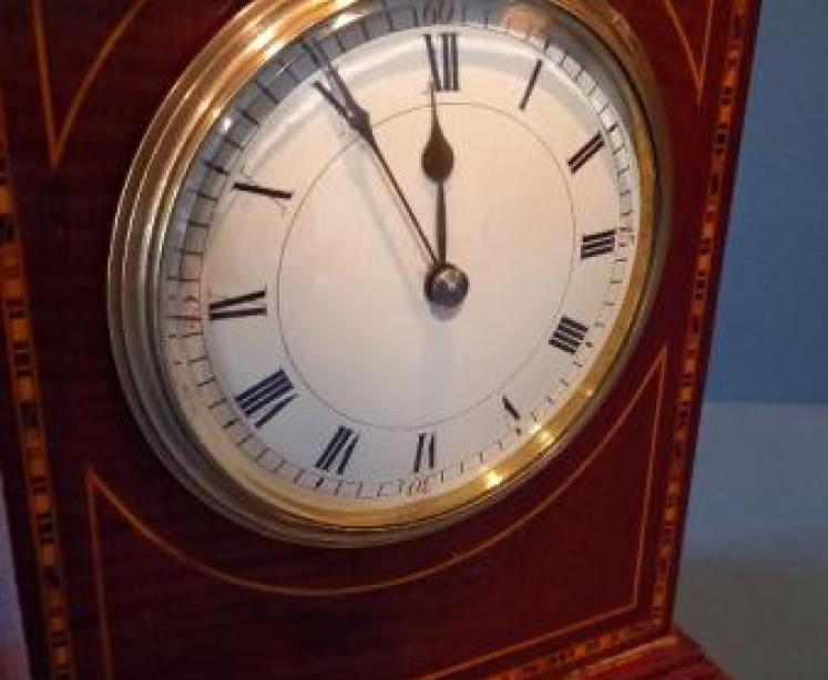 Antique Bracket Style Chequered Inlay Mantel Clock - Image 2