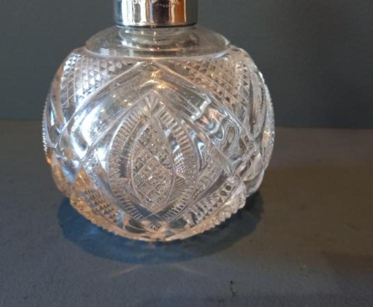 Victorian Silver Topped Crystal Cut Scent Bottle - Image 5