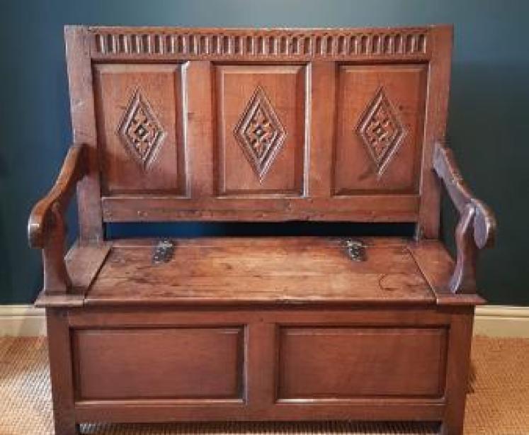 Small Period Oak Box Settle - Image 1