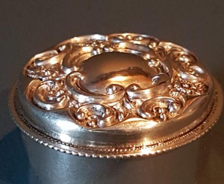 Victorian Embossed Silver Pill Box - Image 4