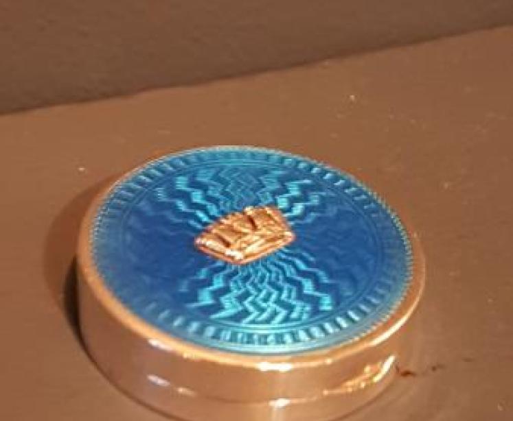 Superb Silver and Enamel Pill Box - Image 1