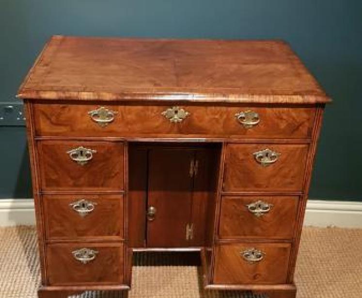 George II Kneehole Desk - Image 1