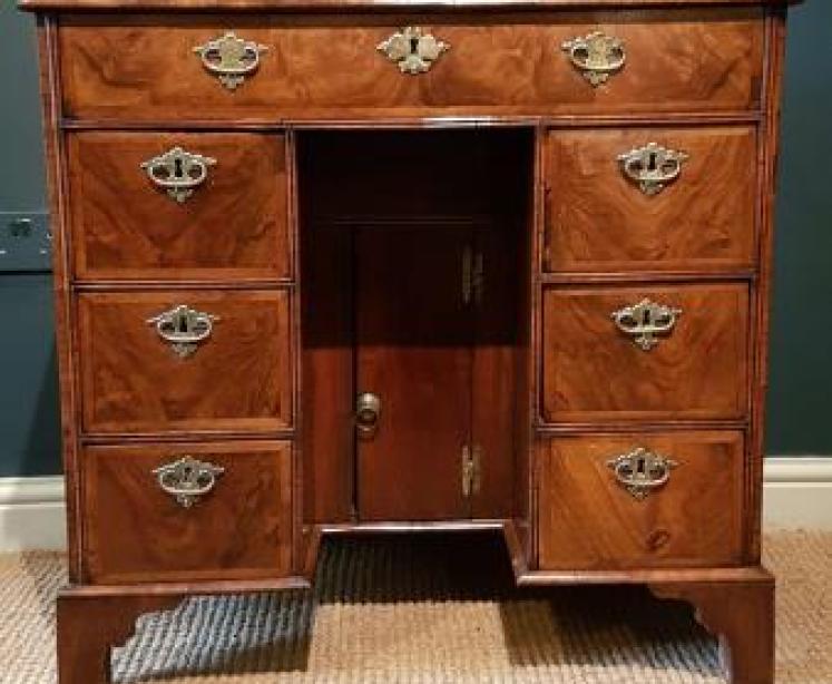George II Kneehole Desk - Image 2