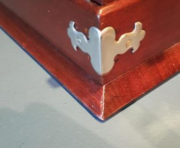 Immaculate Victorian Mahogany 3 Bottle Tantalus  - Image 5