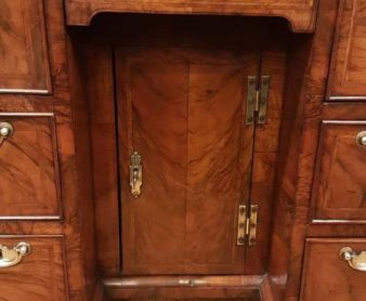 Superb George I Walnut Kneehole Desk  - Image 5
