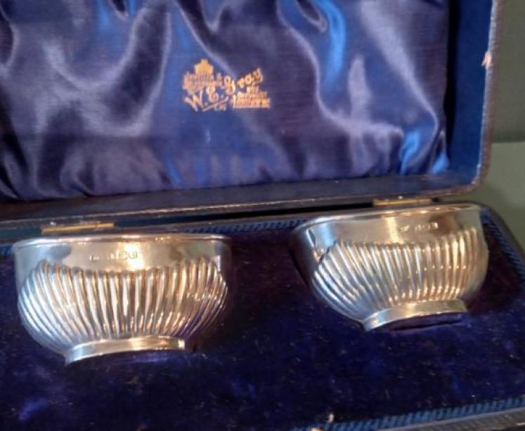 Edwardian Period Boxed Pair of Silver Dishes  - Image 2