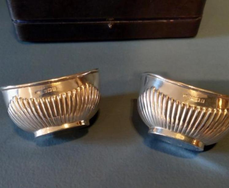 Edwardian Period Boxed Pair of Silver Dishes  - Image 5