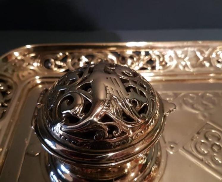 Victorian Cast Brass Pen and Ink Stand - Image 4